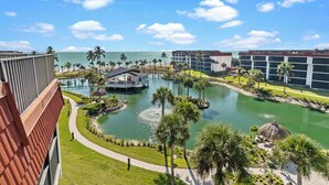 Ein Resort mit Wasserpark, Palmen und Blick auf den Ozean.