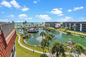 Un resort con parque acuático, palmeras y vista al océano.