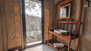 Luxury-Zelt, Seeblick | Badezimmer | Kostenlose Toilettenartikel, Handtücher, Seife, Shampoo