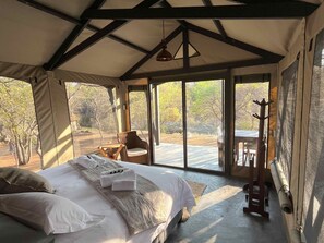 Barraca superluxo, vista para o lago | 1 quarto, cofres nos quartos, cortinas blackout, quartos à prova de som