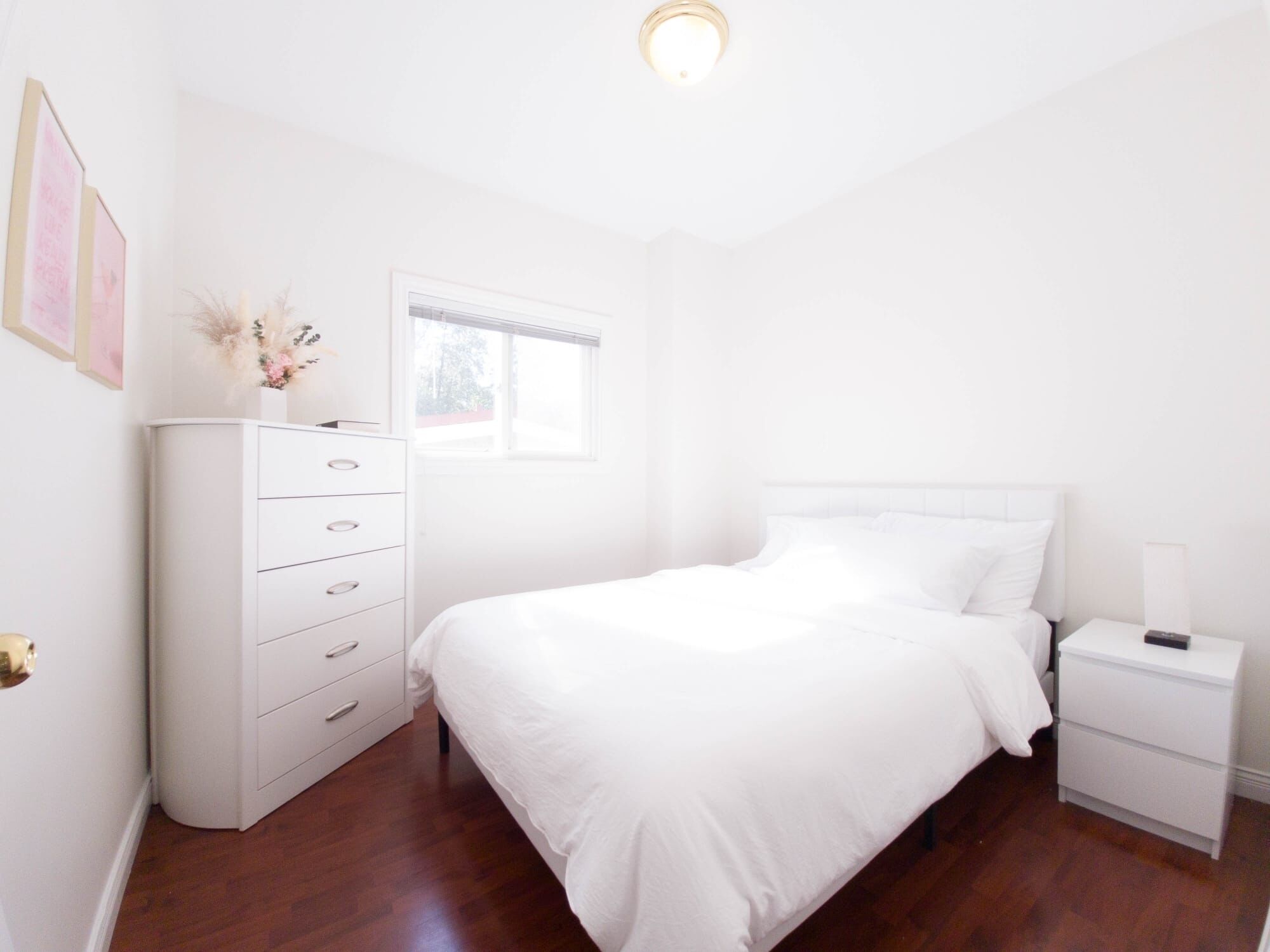 Bedroom with queen size bed