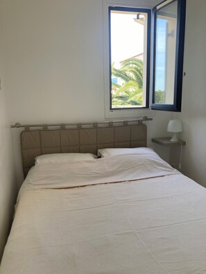 2 chambres, fer et planche à repasser