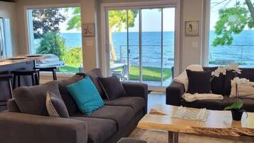 Een smart-tv, boeken en een stereo