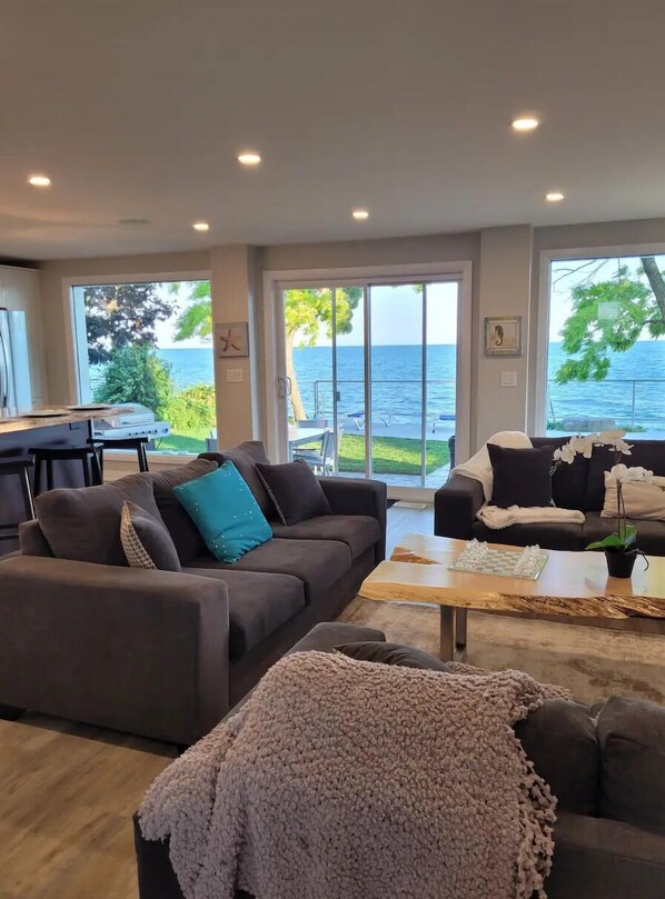 Smart-TV, bøker og stereoanlegg