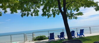 COZY COTTAGE ON THE LAKE