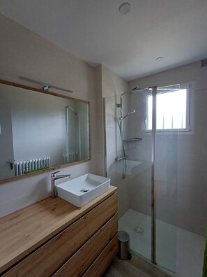 Shower - Authentic family home, 5 minutes from Saint-Lary-Soulan (Guchan)