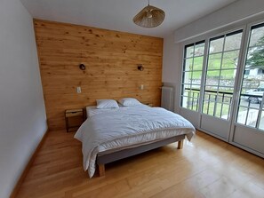 5 slaapkamers, een strijkplank/strijkijzer, wifi