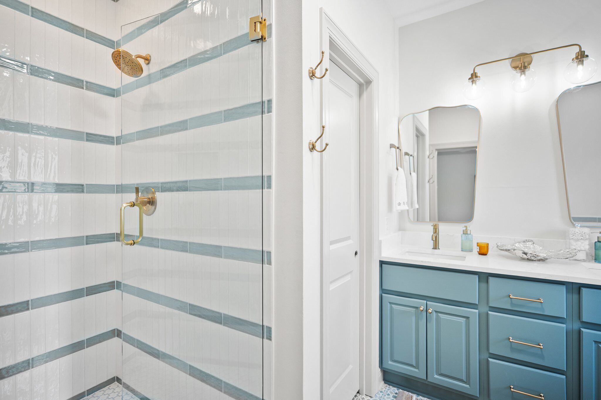 Une salle de bain avec une douche, un lavabo et un miroir.