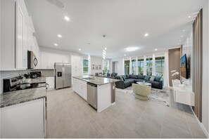 Kühlschrank, Mikrowelle, Ofen, Geschirrspüler