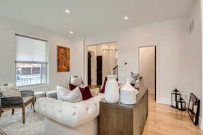 Una televisión, una pantalla de ordenador