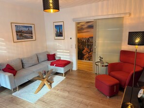 Living area - Modern vacation apartment, with parking space and terrace and barbecue (Bad Schandau)