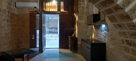 内装. In the very center of Bitonto, pets allowed, historic apartment