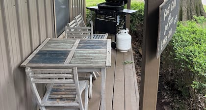 Cozy water view cabin on Wolf Creek with dock access - perfect getaway spot!