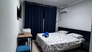 Kahden hengen huone | Työpöytä, kannettavalle tietokoneelle sopiva työtila, ilmainen Wi-Fi