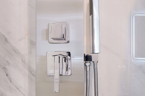 Camera quadrupla Comfort | Baño | Regadera, secadora de cabello, bidet, toallas