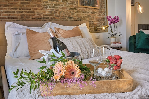 Deluxe driepersoonskamer | Hypoallergeen beddengoed, een minibar met enkele gratis items