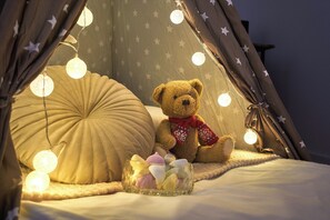 Hypo-allergenic bedding, free minibar items, desk, laptop workspace - Delta Dreams Guest House (Porto Viro)