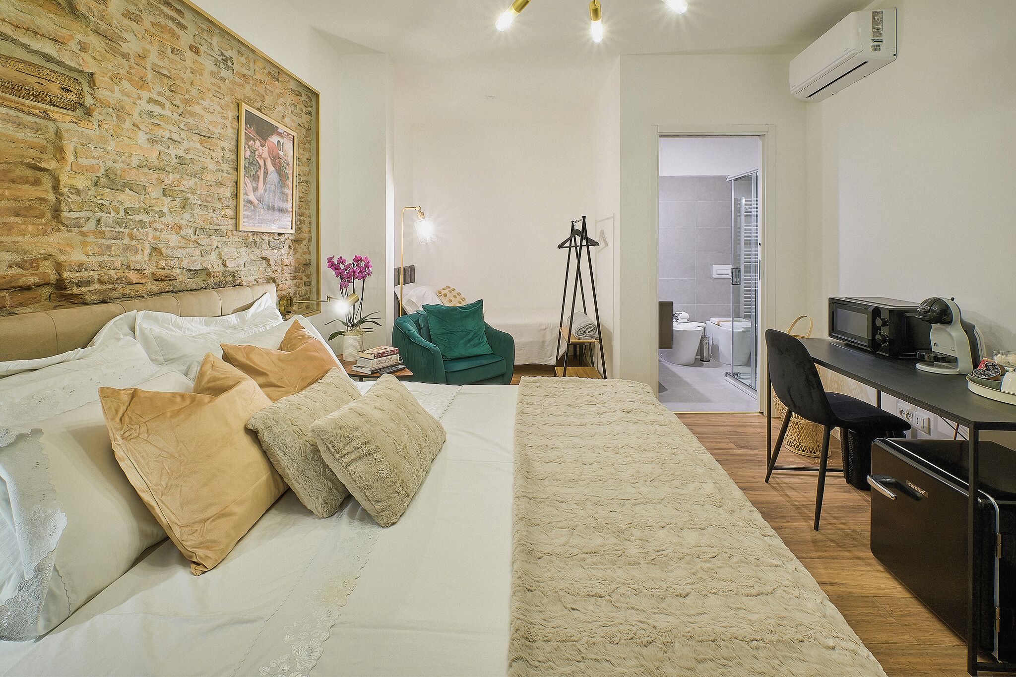 Camera Tripla Deluxe | 저자극성 침구, 무료 미니바 품목, 책상, 노트북 작업 공간