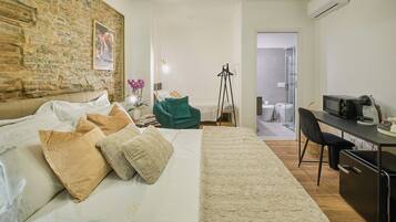 Camera Tripla Deluxe | Hypo-allergenic bedding, free minibar items, desk, laptop workspace