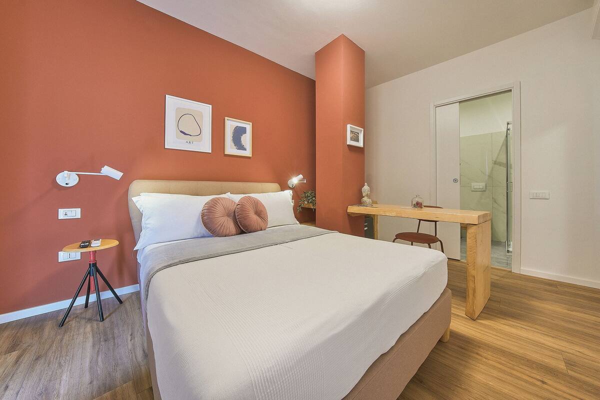 Ein Schlafzimmer mit einem Bett, einem Schreibtisch und einem Stuhl.