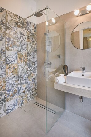 Shower, hair dryer, towels, soap - Delta Dreams Guest House (Porto Viro)