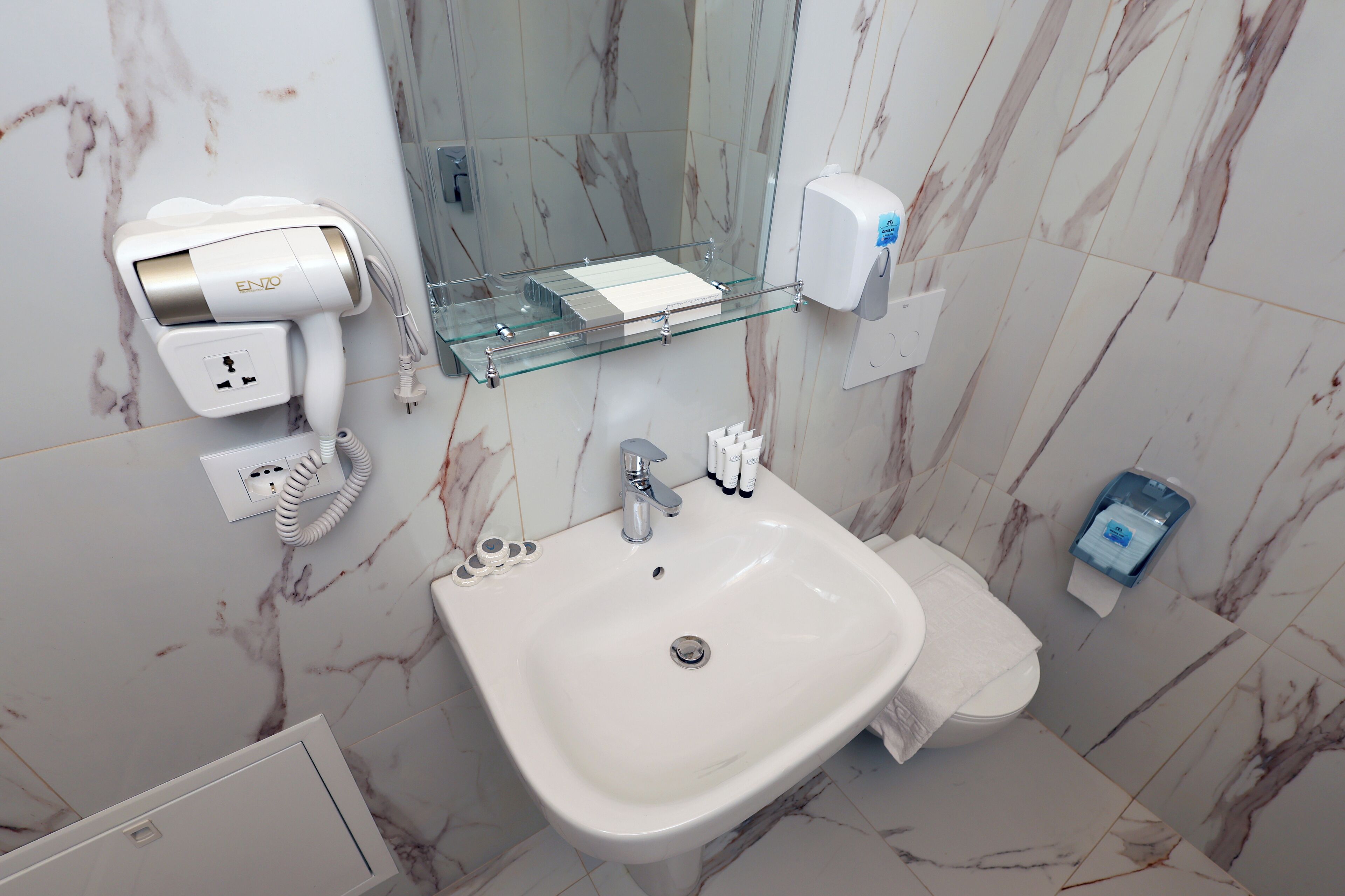 Dusj, hårføner, håndklær og såpe