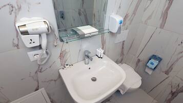 Regadera, secadora de cabello, toallas, jabón