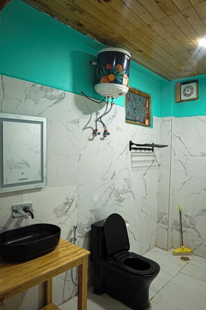 Shower, eco-friendly toiletries, bidet, towels - WOW WOODEN DUPLEX COTTAGE- SATYA KUTIR (Jibhi)