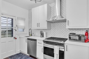 Een koelkast, een microgolfoven, een oven, een vaatwasser