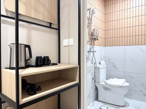 Standaard tweepersoonskamer | Badkamer | Een douche, gratis toiletartikelen, een haardroger, pantoffels