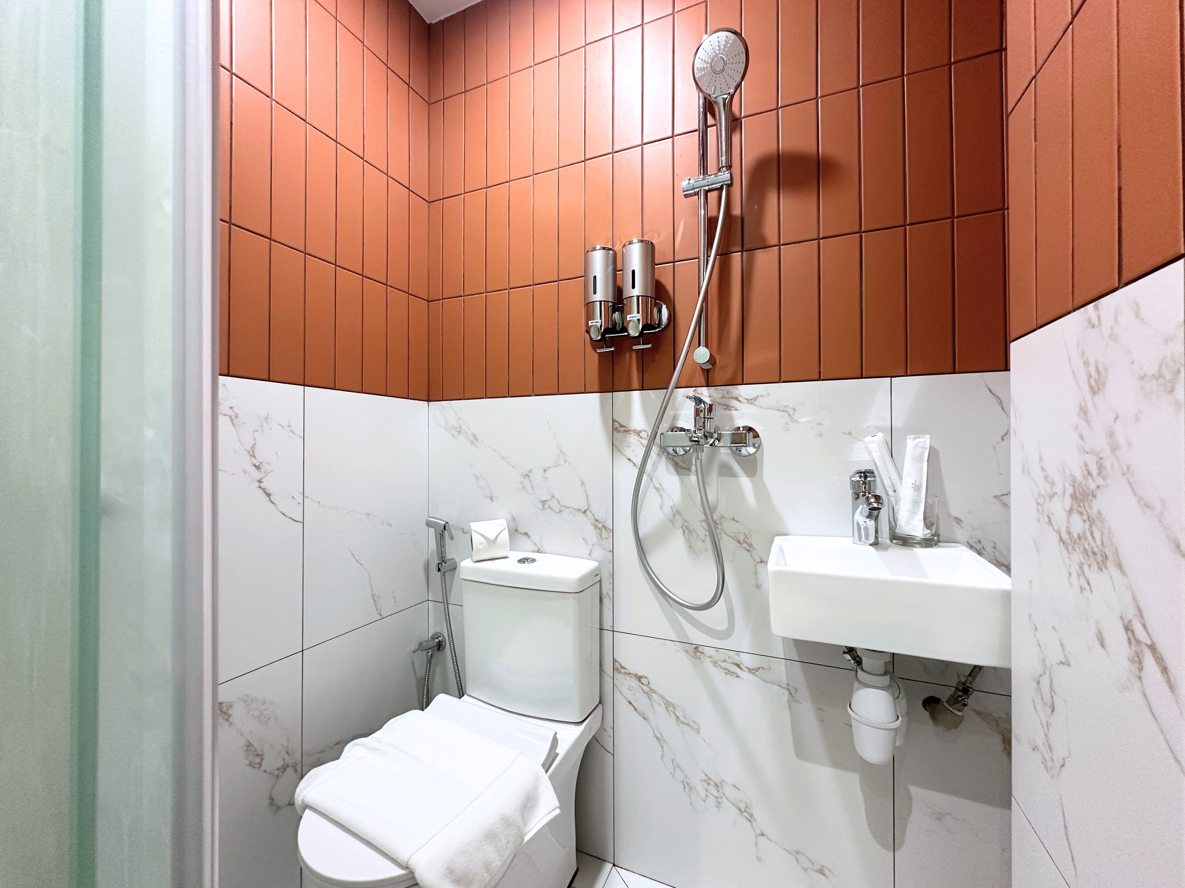 Un baño moderno con inodoro, bidé y ducha.