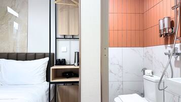 Deluxe Double Room | Bathroom | Shower, free toiletries, hair dryer, slippers