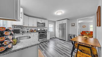 Kühlschrank, Mikrowelle, Ofen, Geschirrspüler