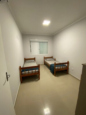 3 bedrooms, iron/ironing board, free WiFi, bed sheets - Comfortable apartment near the beach (Ingleses Centro Florianópolis)