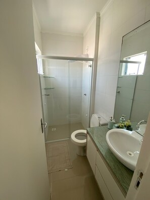 Bidet, toilet paper - Comfortable apartment near the beach (Ingleses Centro Florianópolis)
