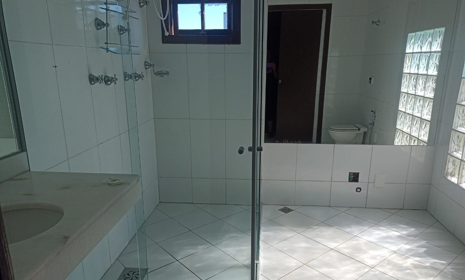 Een haardroger, handdoeken, zeep, toiletpapier