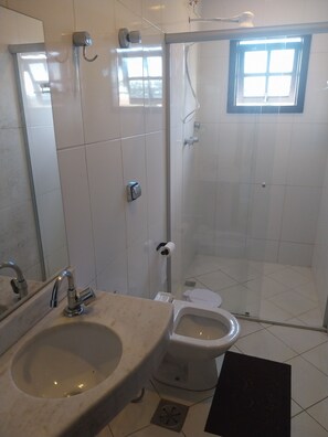 Haartrockner, Handtücher, Seife, Toilettenpapier