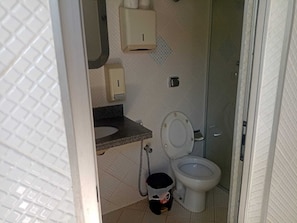 Sèche-cheveux, serviettes fournies, savon, papier toilette