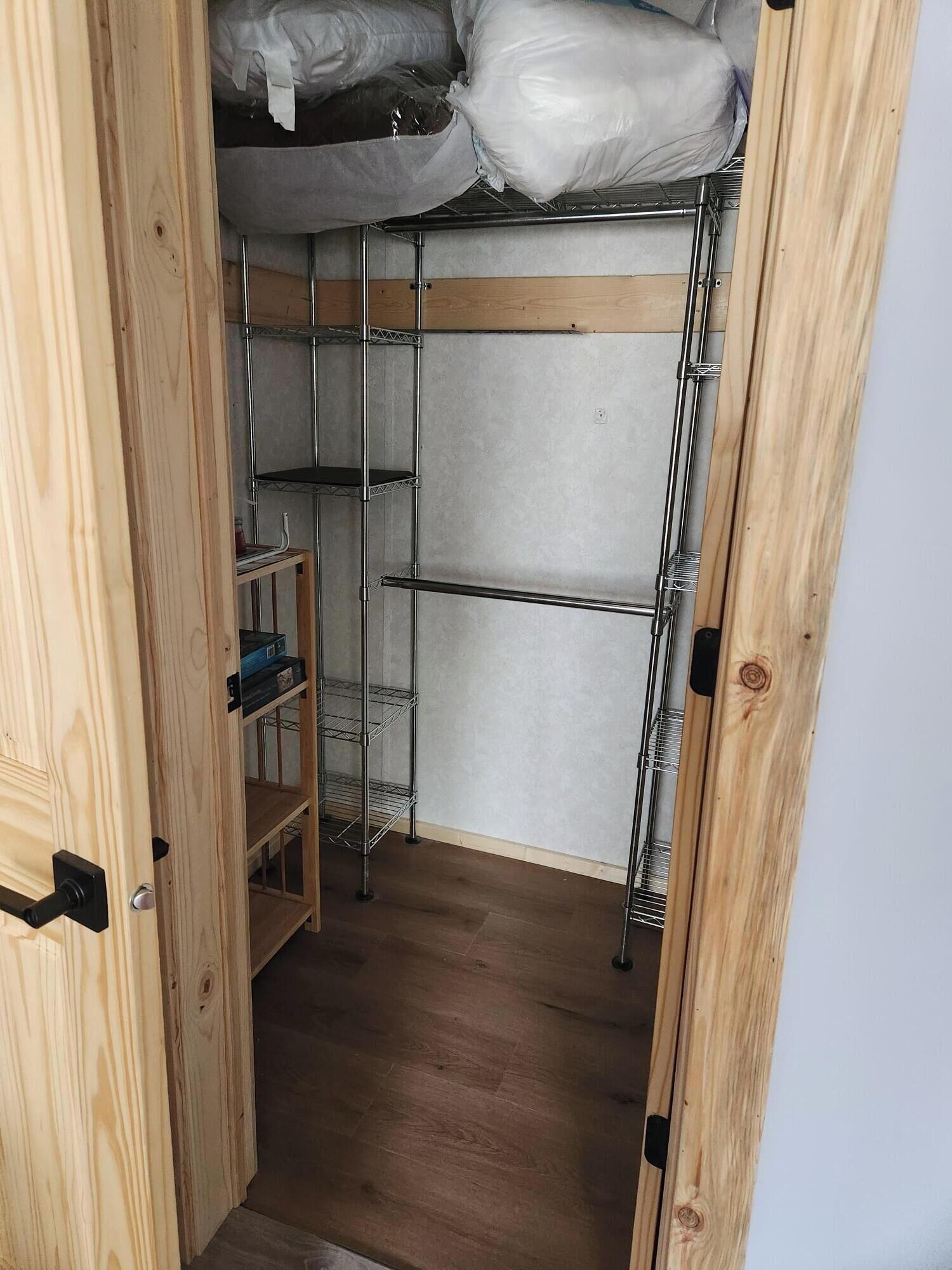 Een houten kast met metalen planken en een metalen rek.