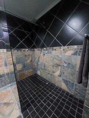 Douche, sĂšche-cheveux, serviettes fournies, savon