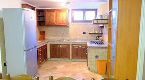Fridge, oven, coffee/tea maker, electric kettle