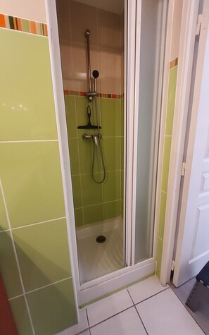 Dusche, Haartrockner, Seife, Shampoo