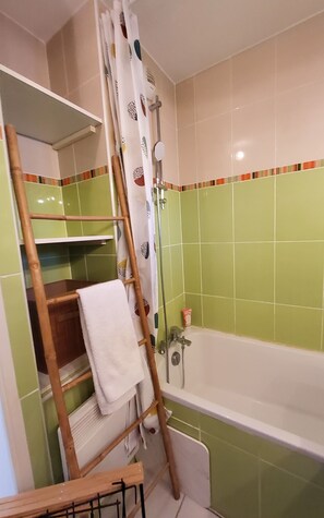 Dusche, Haartrockner, Seife, Shampoo