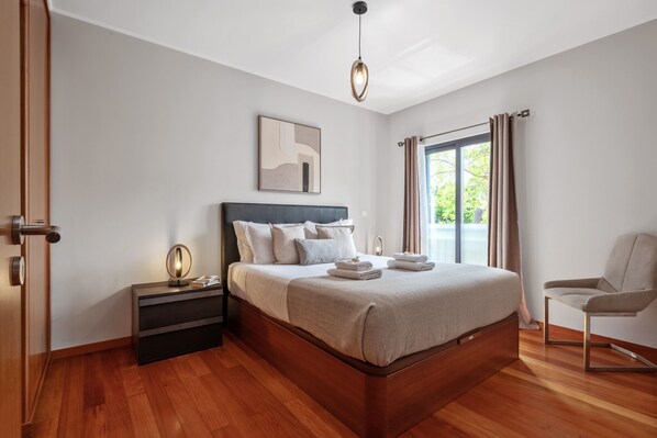 2 bedrooms, iron/ironing board, travel crib, free WiFi