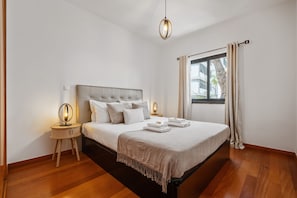 2 habitaciones, tabla de planchar con plancha y cuna de viaje 