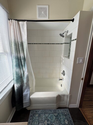 Charming 2-bedroom house with WiFi, AC in adorable Sycamore