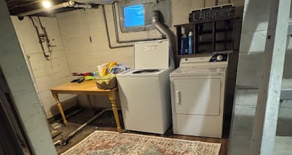 Charming 2-bedroom house with WiFi, AC in adorable Sycamore