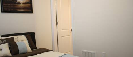 4 bedrooms, iron/ironing board, bed sheets