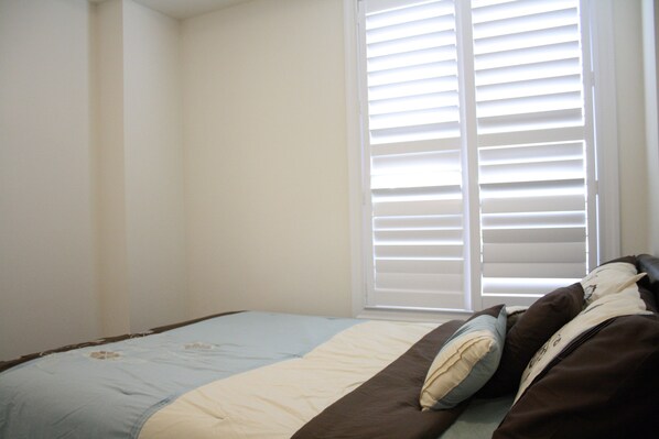 4 dormitorios, tabla de planchar con plancha, ropa de cama