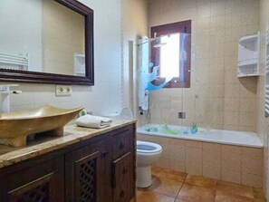 Dusche, Whirlpool, Haartrockner, Handtücher